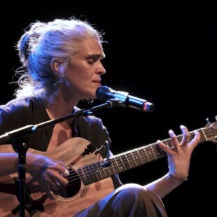 LULA PENA in concerto